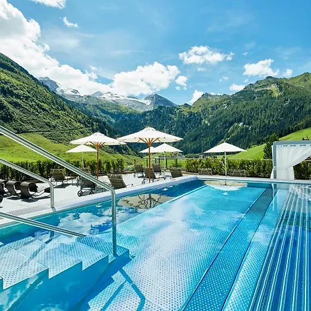 Hotell Berghof Crystal & Sports