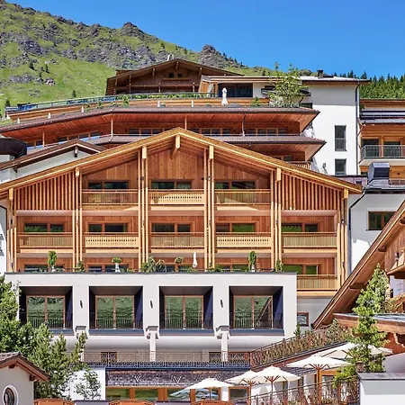 Berghof Crystal & Sports 4*