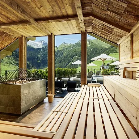 Berghof Crystal & Sports Hotell