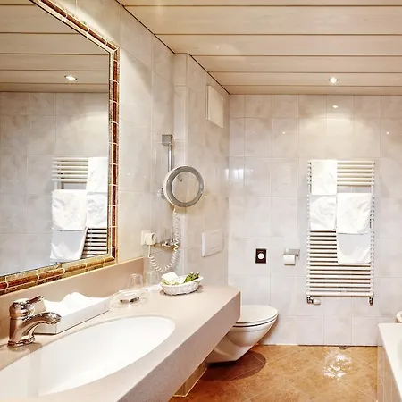 호텔 Berghof Crystal & Sports 4*