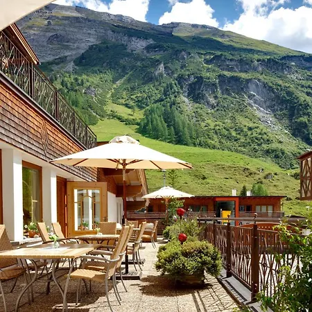 Berghof Crystal & Sports Hotell Tux