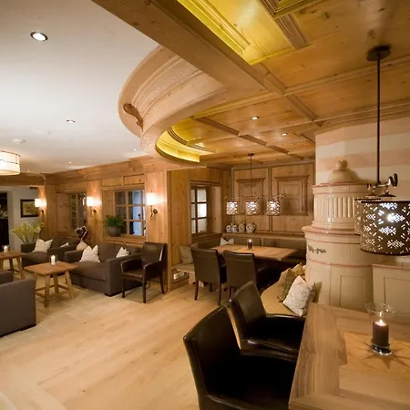 Hotell Berghof Crystal & Sports Tux