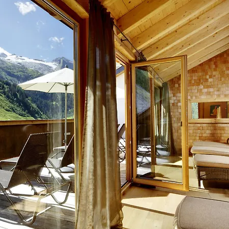 Berghof Crystal & Sports Otel Tux